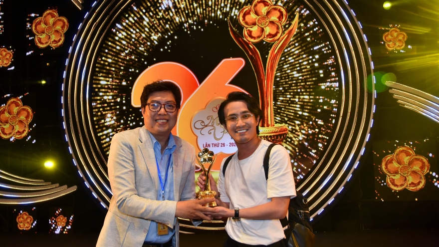 Huỳnh Lập "chạy thục mạng" đến nhận giải Mai Vàng 2020